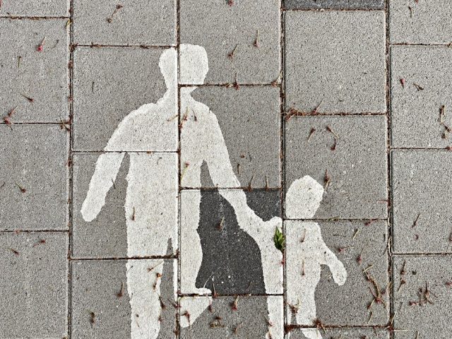 porter plainte contre un parent toxique : guide pratique