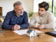 Acheter une maison avec son fils majeur : règles juridiques et précautions à prendre